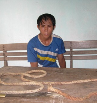 tên nhân công phản chủ Nguyễn Thừa Anh cùng tang vật tại cơ quan điều tra